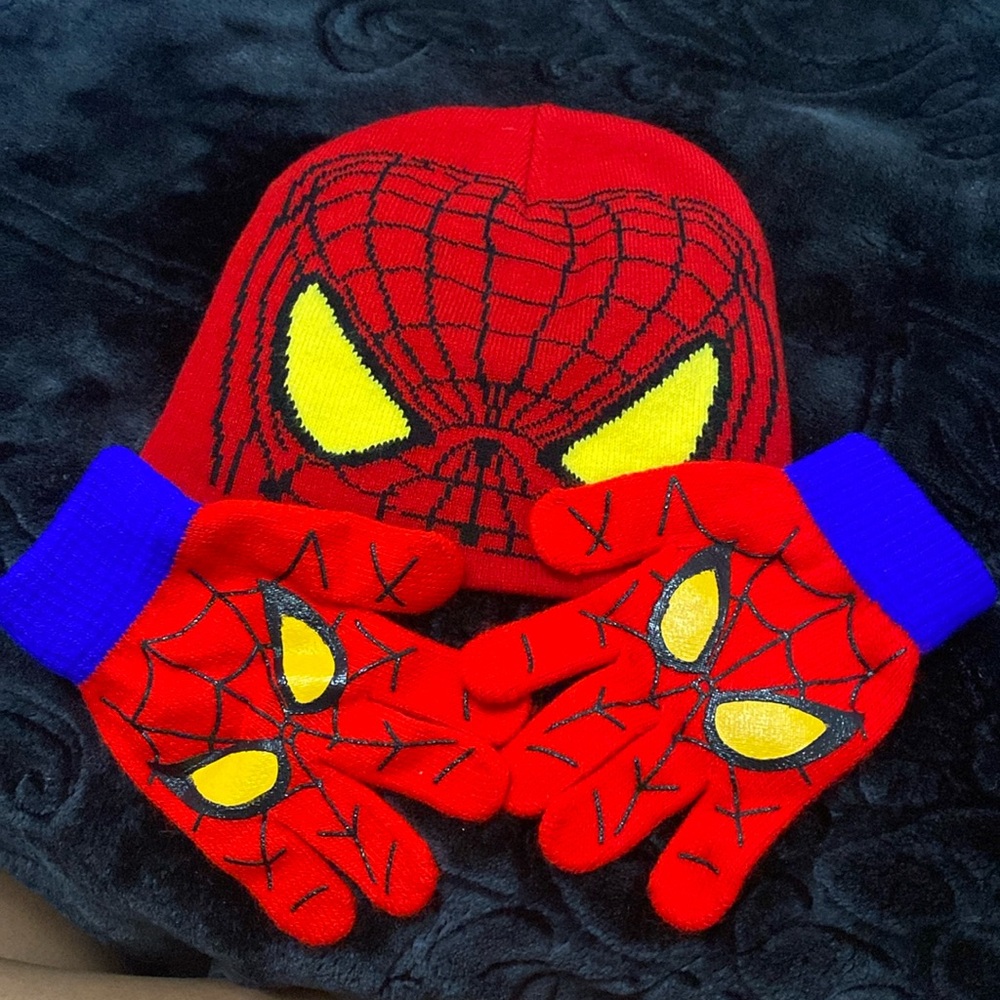 Never worn Red Spider-Man hat and gloves set. From a smoke and pet free home
